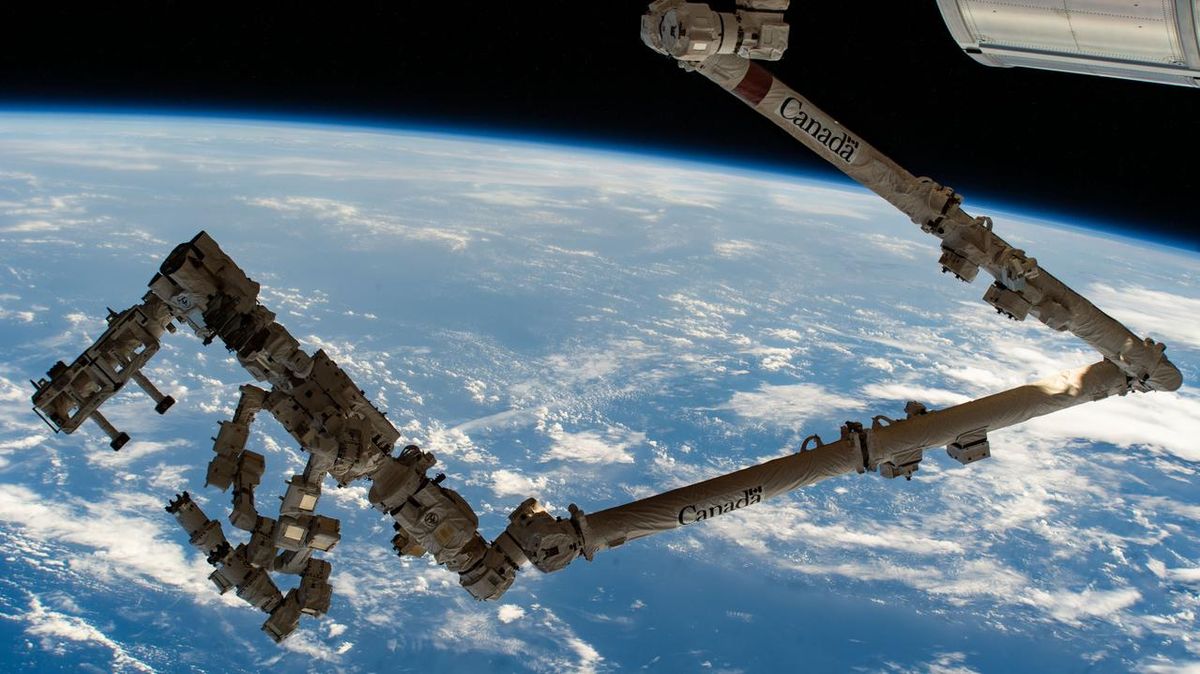  Astronaut films Dextre space robot ‘dancing’ outside the ISS — for scientific purposes (video)
 