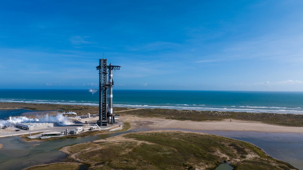  SpaceX prepares Starship megarocket for a crucial test by fueling it up before its sixth test flight (photos).
 