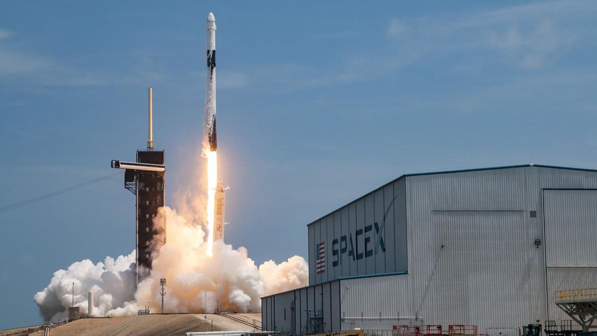 ​Tune in to see SpaceX send 3 tons of cargo to the ISS today.
 