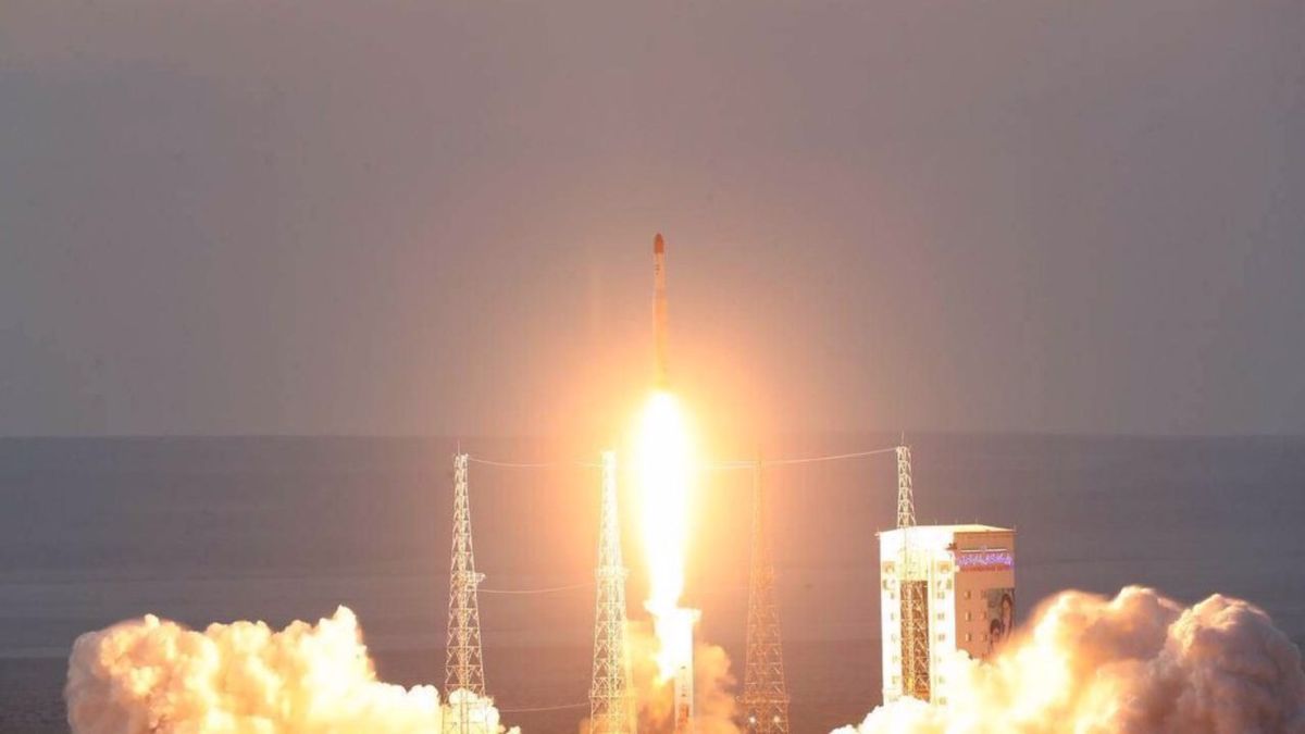  Iran has successfully launched a military satellite, placing its largest payload into orbit, according to reports.
 