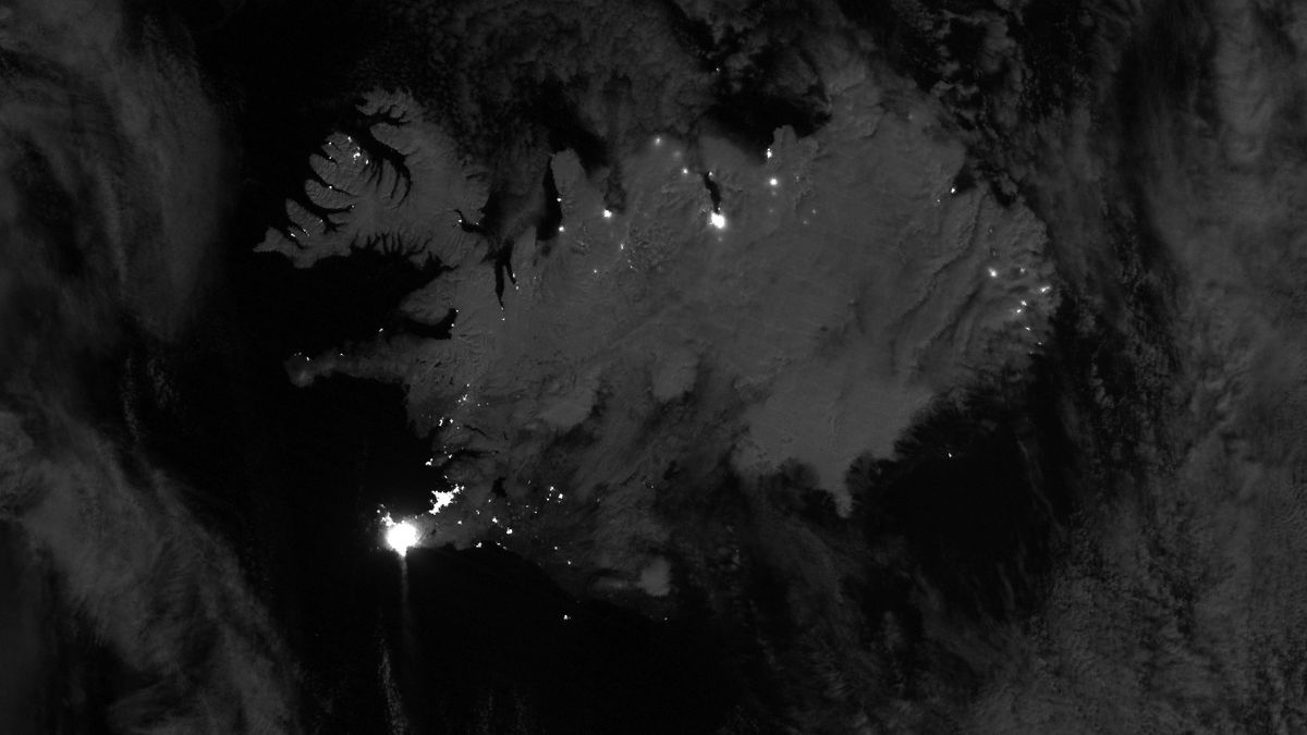  Satellites observe dangerously hot lava posing a threat to Iceland’s Blue Lagoon.
 