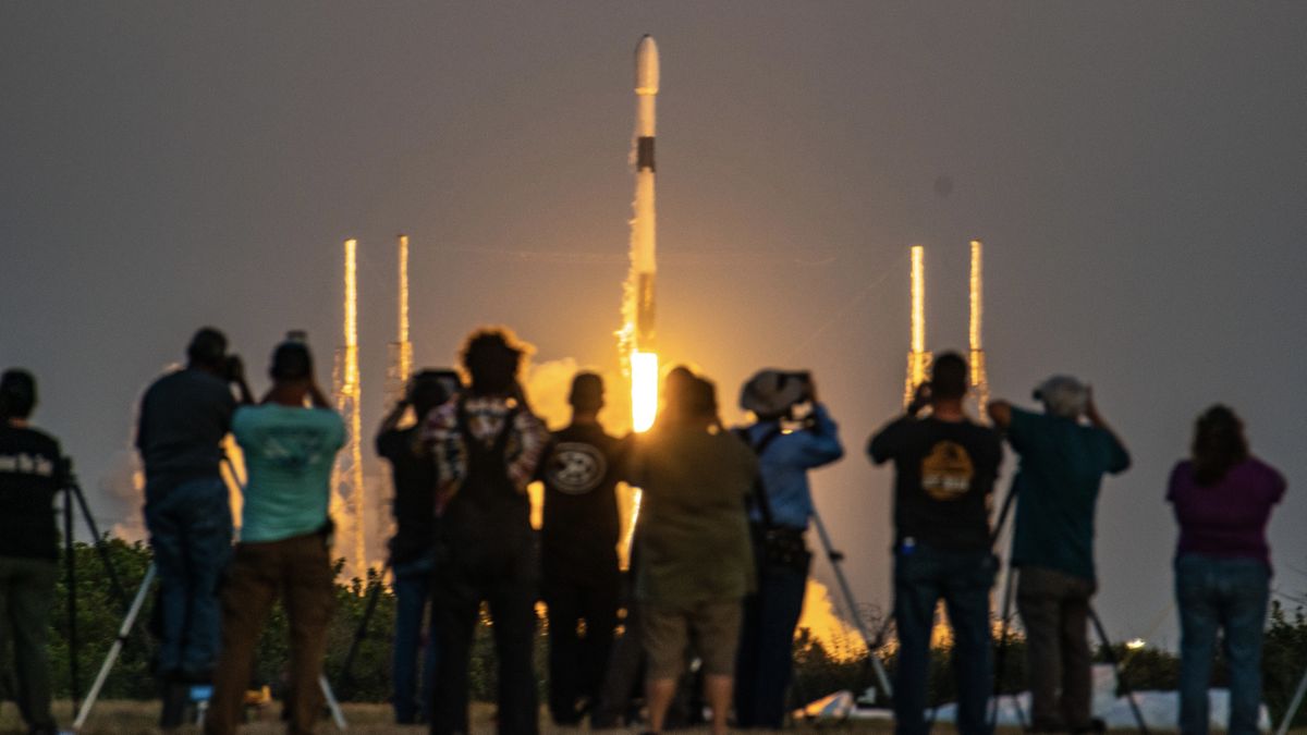 SpaceX Falcon 9 rocket launches Sirius XM radio satellite (video)
 