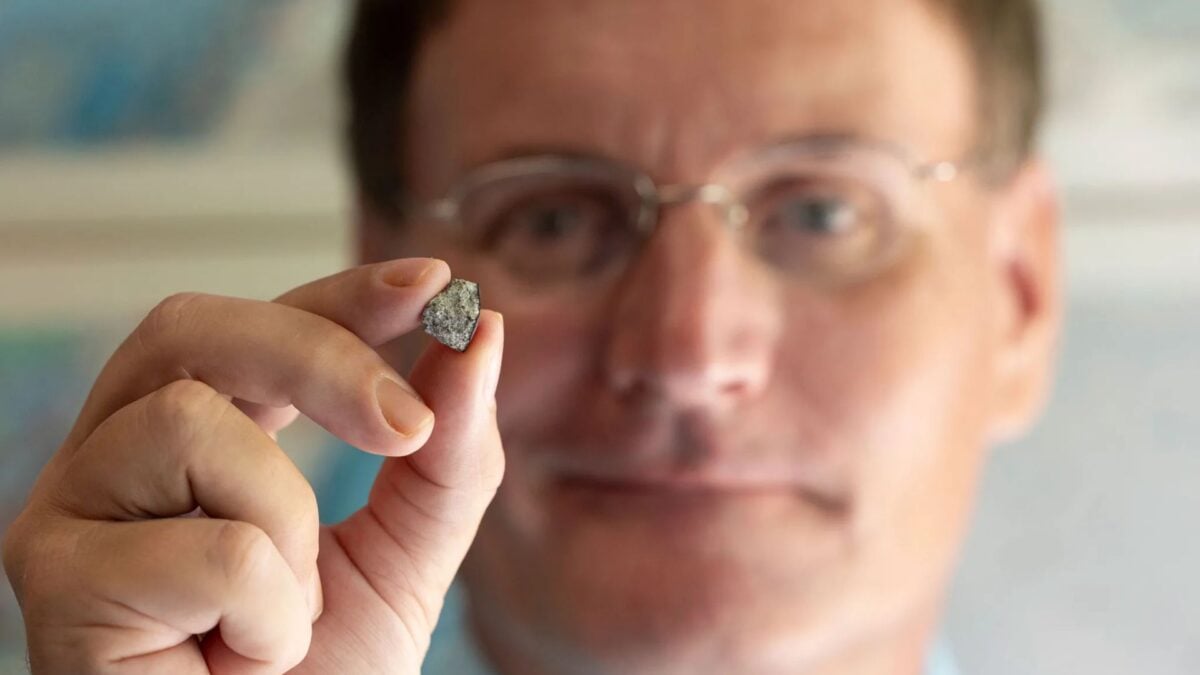  ​A meteorite has struck a house in Georgia, and further analysis revealed that it is actually 20 million years older than the Earth itself.
 