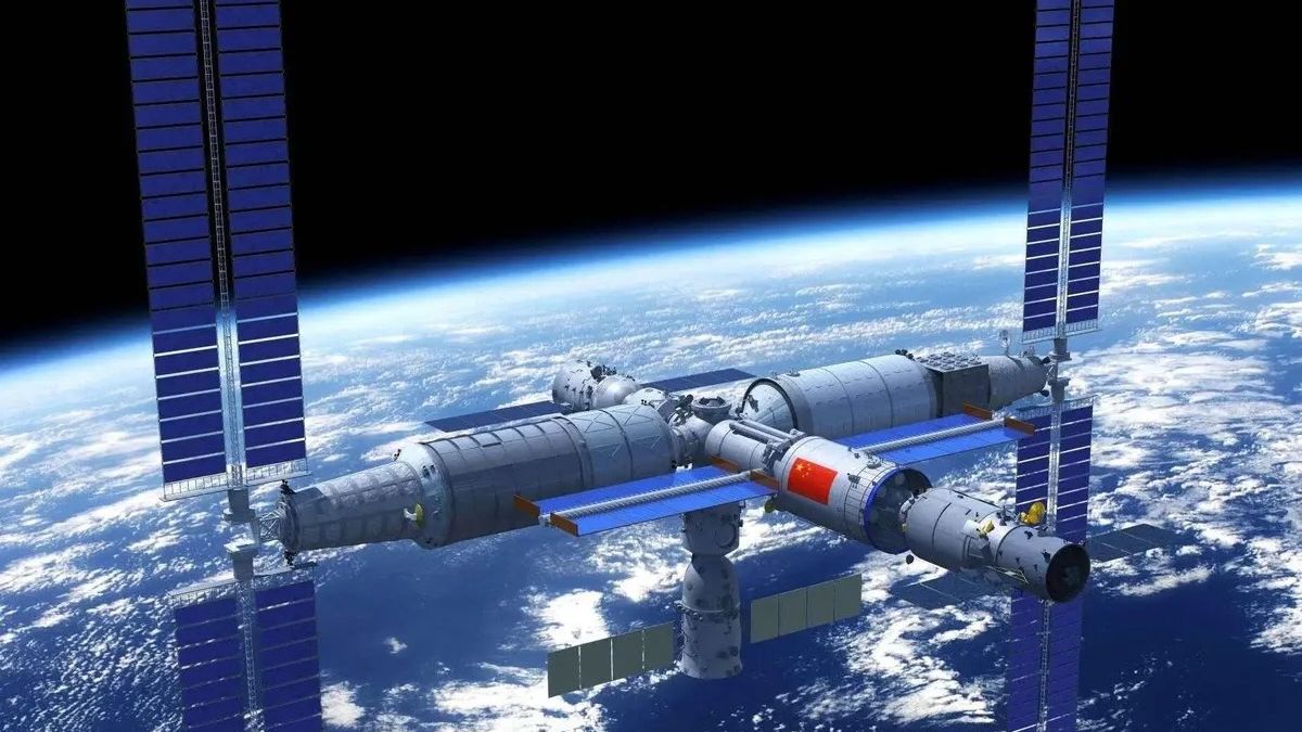  China’s Shenzhou 20 astronauts return to Earth following a scare involving space debris.
 